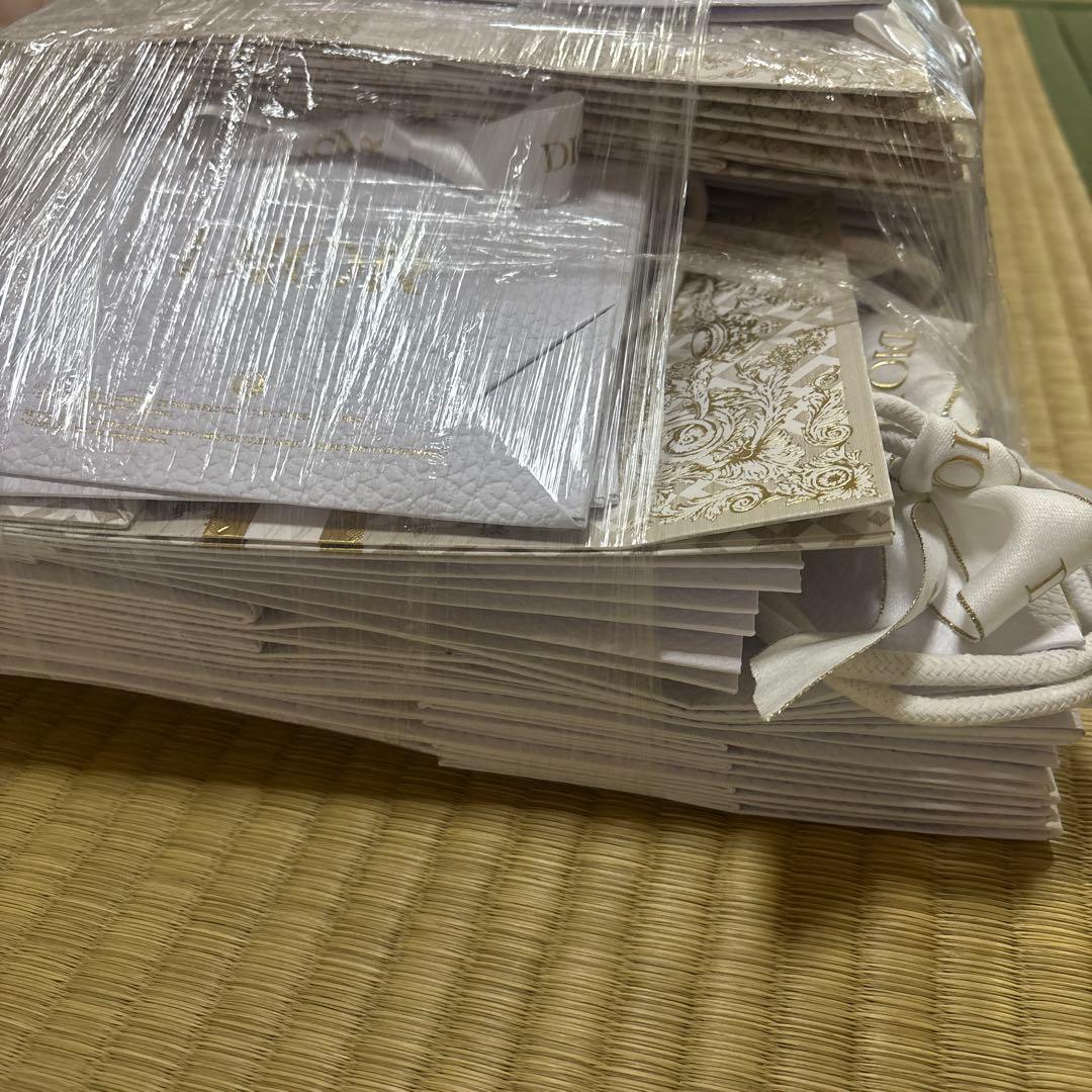 Dior ショッパー袋　まとめ売り　３２枚プラス１枚（おまけ）お値下げ不可