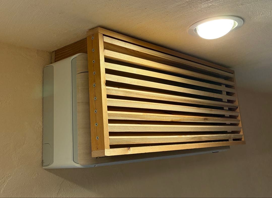 【サイズオーダー製作】エアコンカバー 杉無垢材｜木製ルーバー・インテリア目隠し