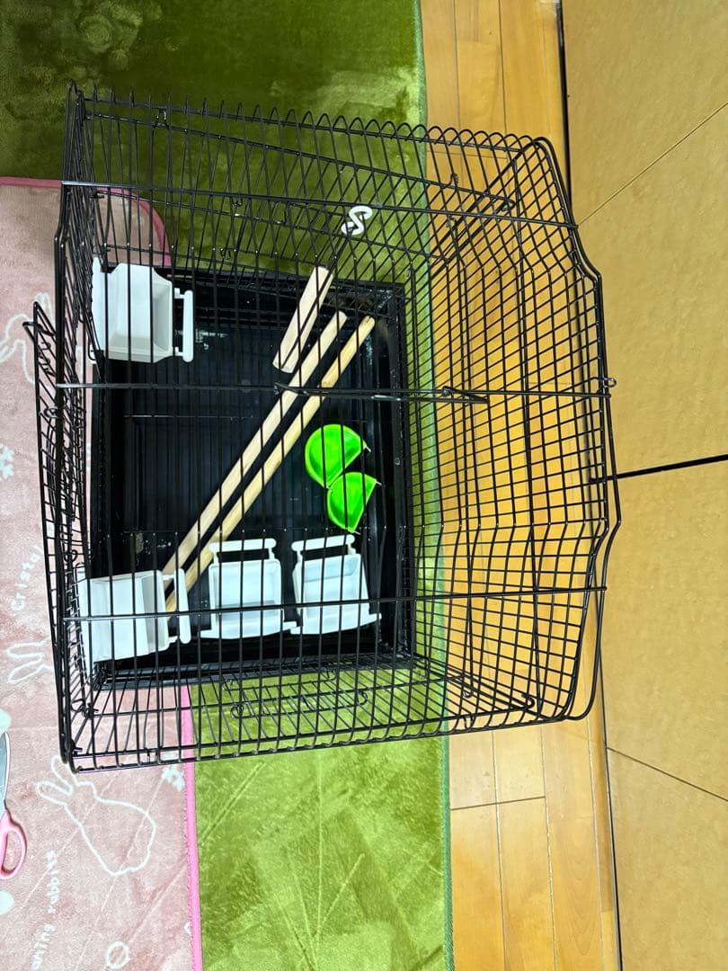 中型黒鳥かご、止まり木・餌入れ付き