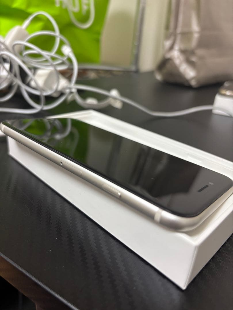 iPhone SE 3 Starlight 64GB SIMロック解除済