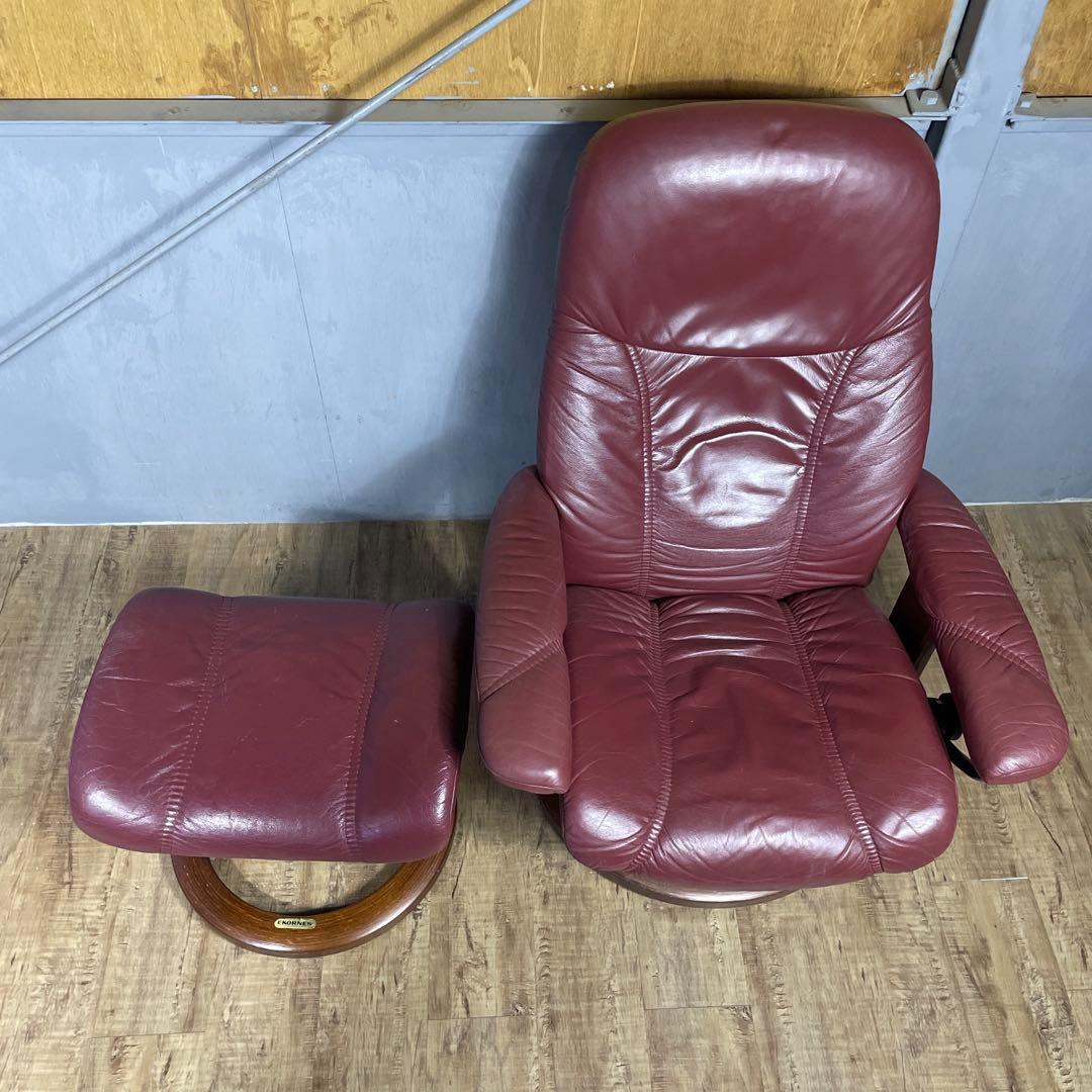 Ekornes 赤いリクライニングチェアとオットマン①