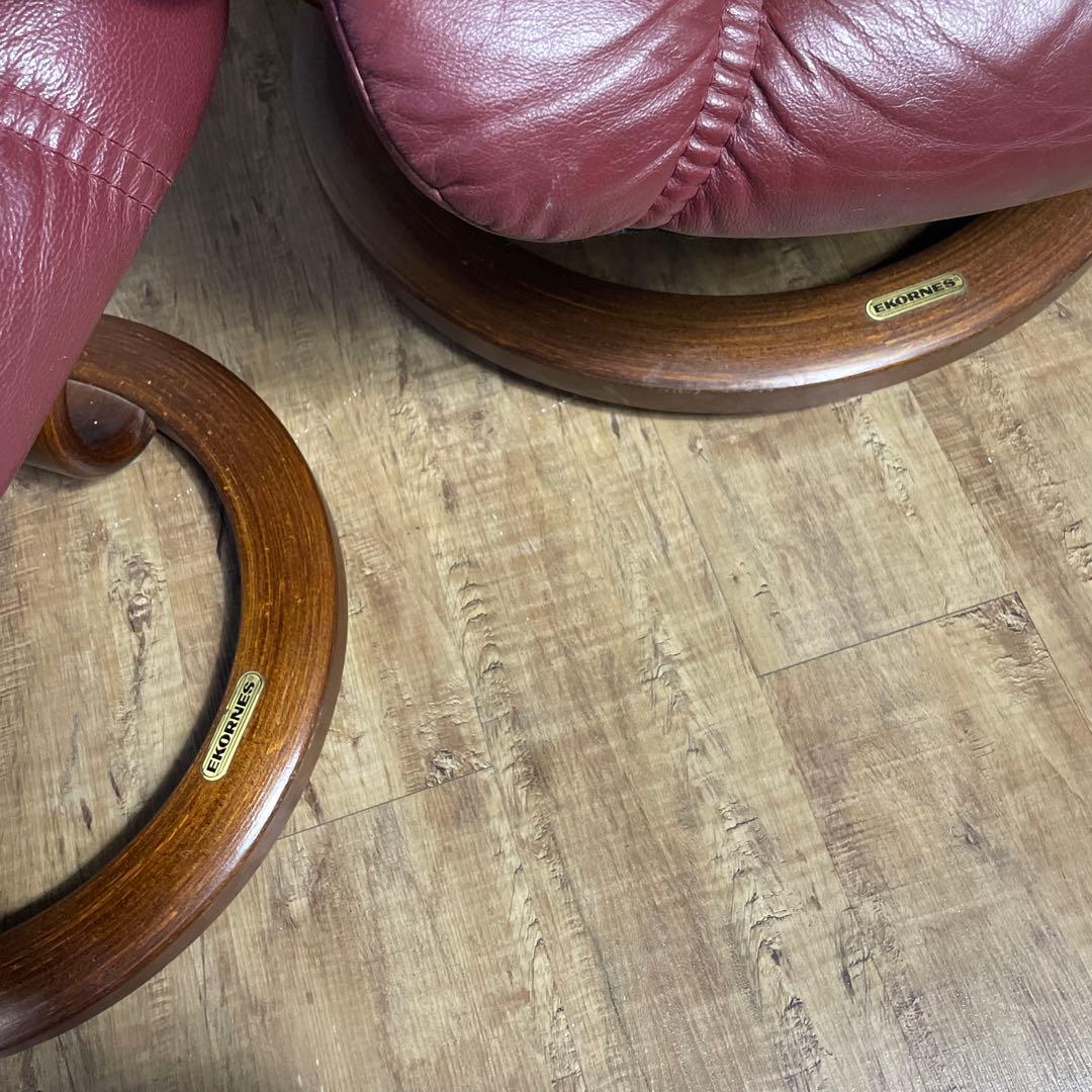 Ekornes 赤いリクライニングチェアとオットマン①