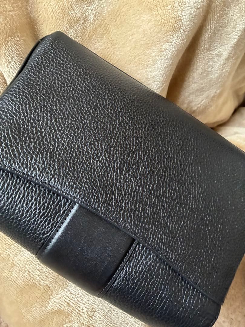 黒いレザー風ショルダーバッグ