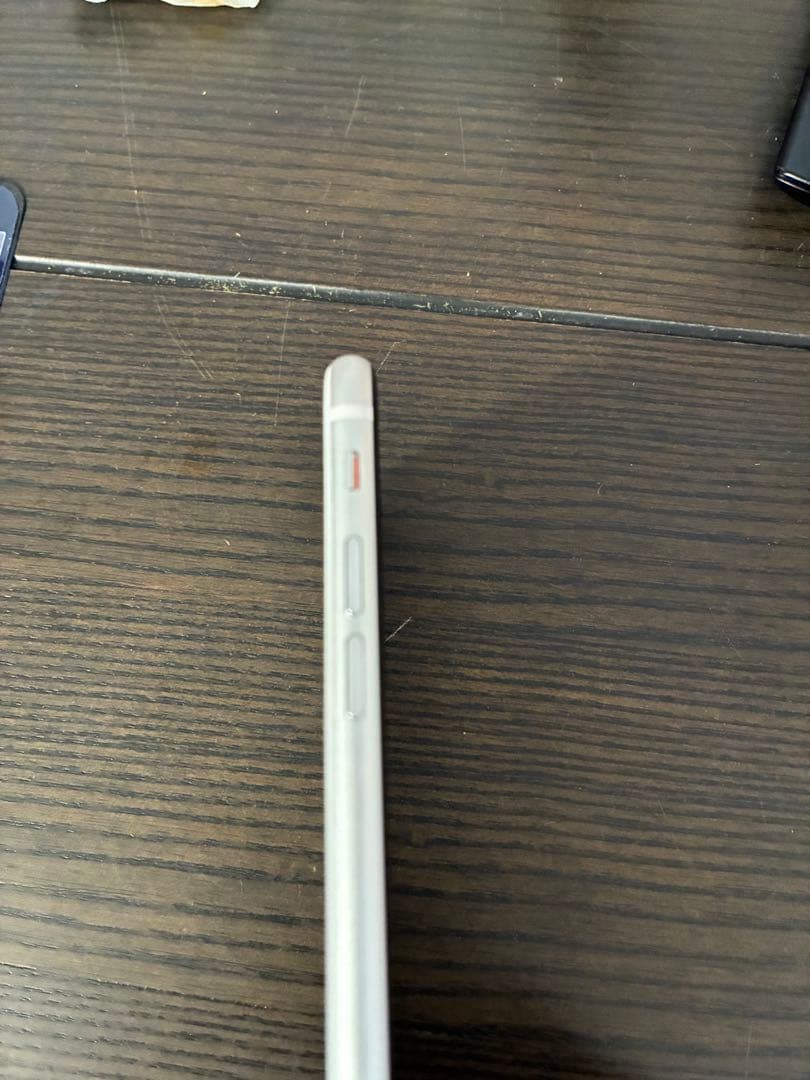 美品 iPhone SE 第二世代 ホワイトSIMロック解除済みバッテリー83%