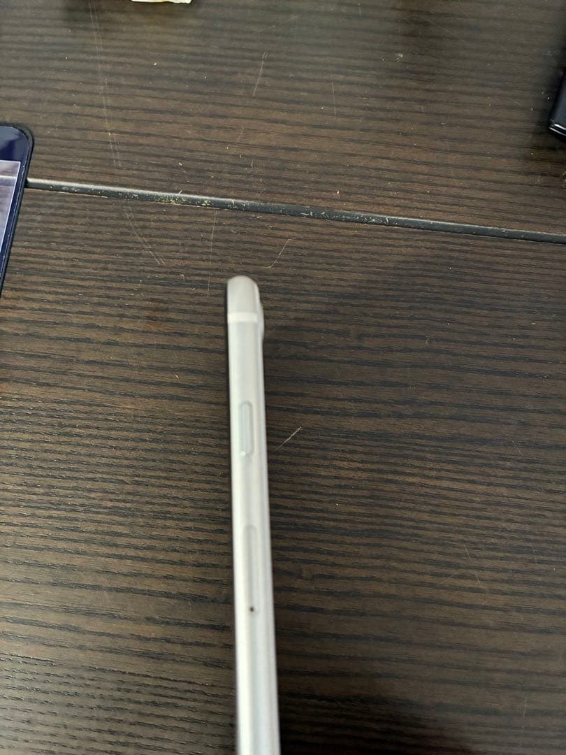 美品 iPhone SE 第二世代 ホワイトSIMロック解除済みバッテリー83%