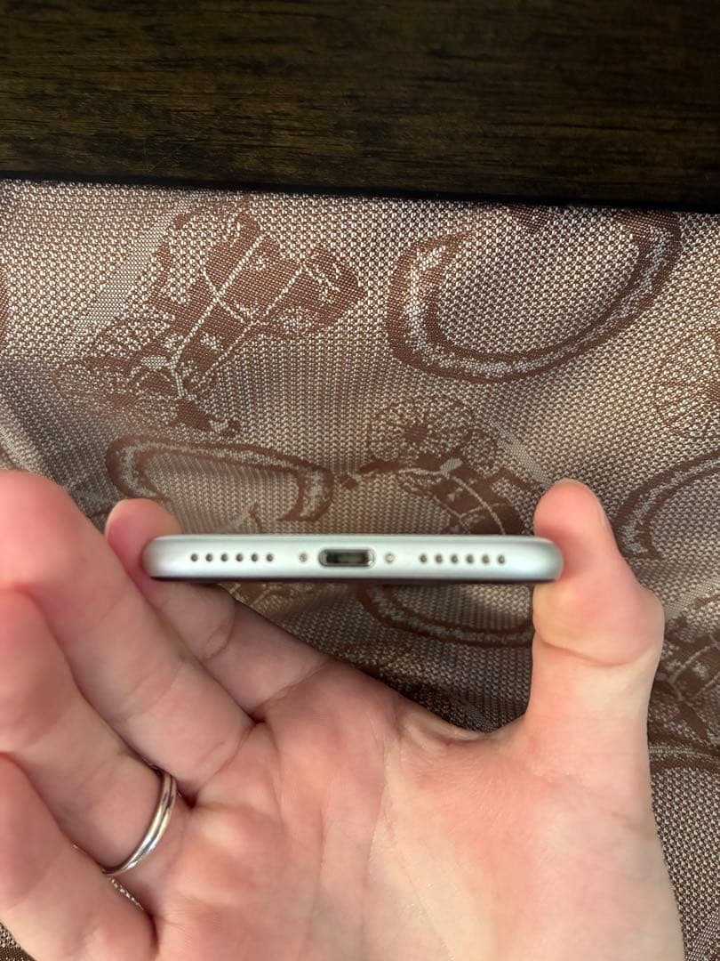 美品 iPhone SE 第二世代 ホワイトSIMロック解除済みバッテリー83%