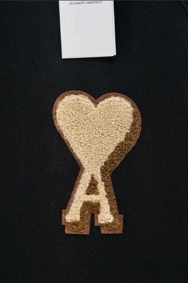 AMI PARISハート刺繍 ブラックスウェット メンズトップス