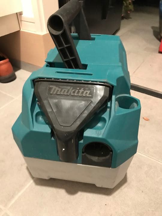 マキタ　乾湿両用集じん機