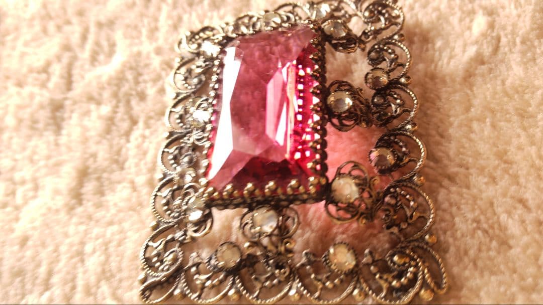 ヴィンテージ イギリス ガラスブローチ ピンク