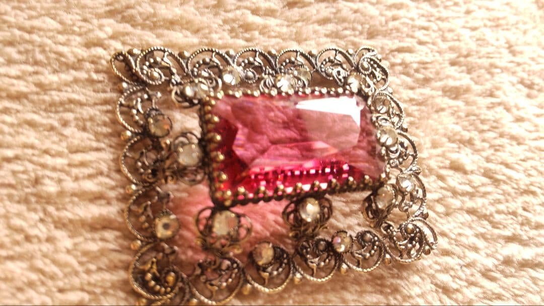 ヴィンテージ イギリス ガラスブローチ ピンク