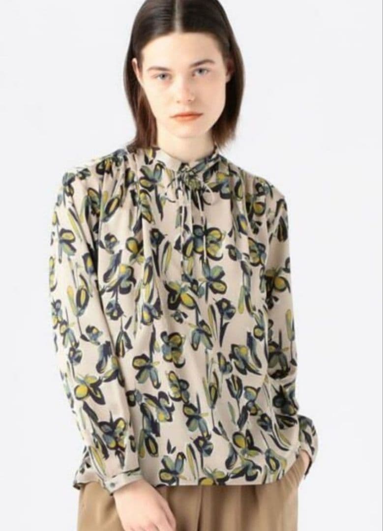 TOMORROWLAND ライラフラワープリント ショルダータックブラウス