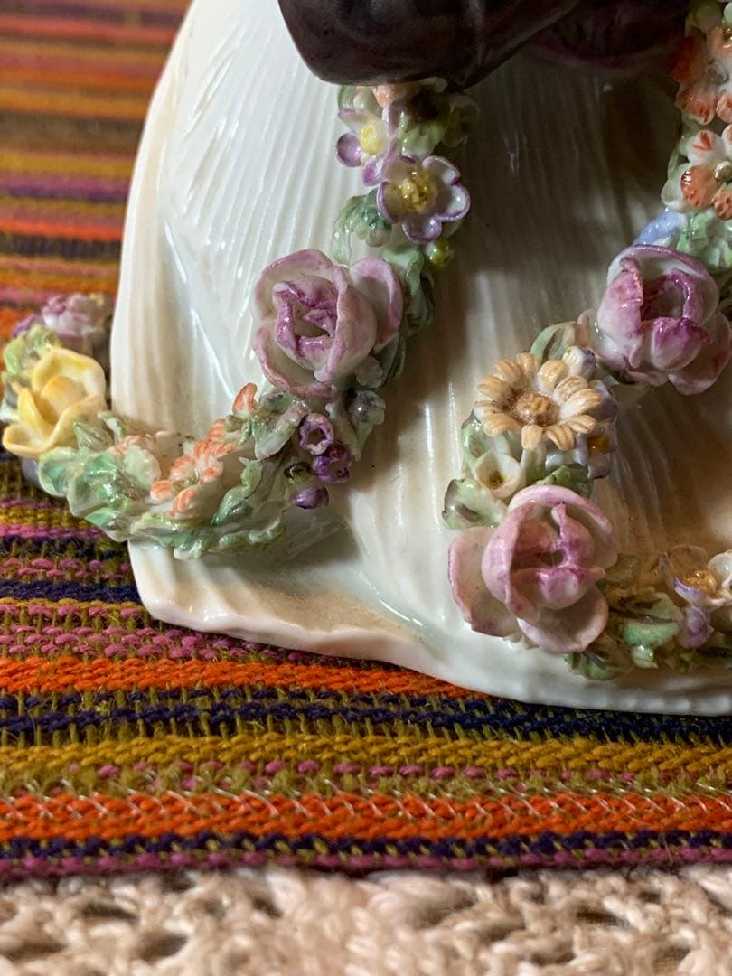 ロイヤルコペンハーゲン　アンティーク　レア民族衣装シリーズの女の子フィギュリン！