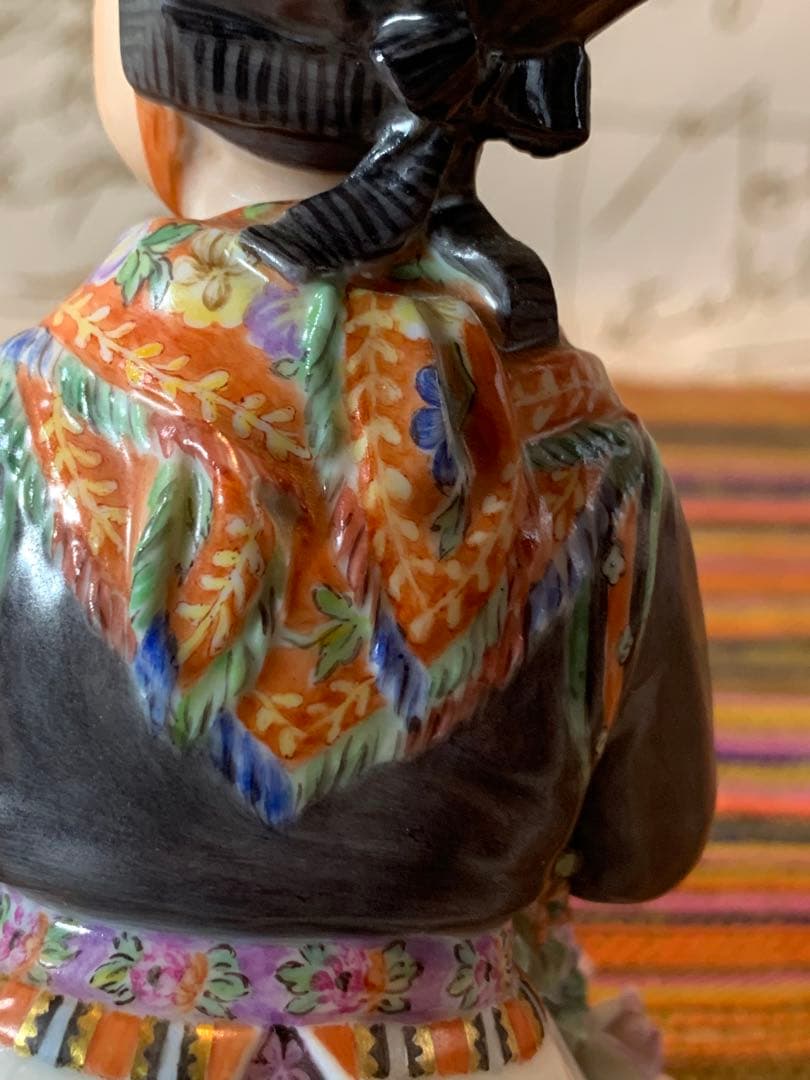 ロイヤルコペンハーゲン　アンティーク　レア民族衣装シリーズの女の子フィギュリン！