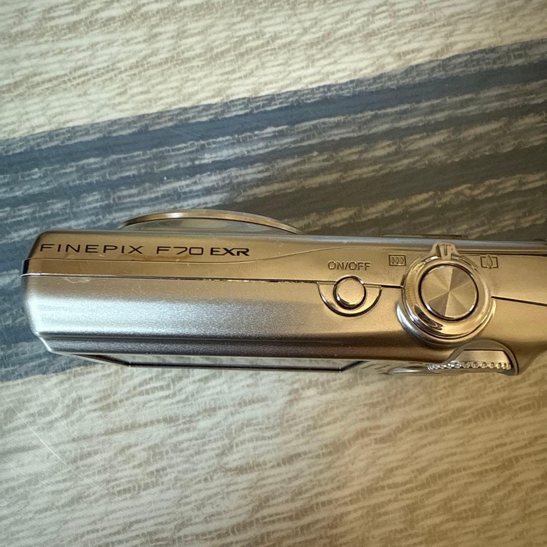 動作品　FUJIFILM FINEPIX F70EXR 富士フィルム「シルバー」