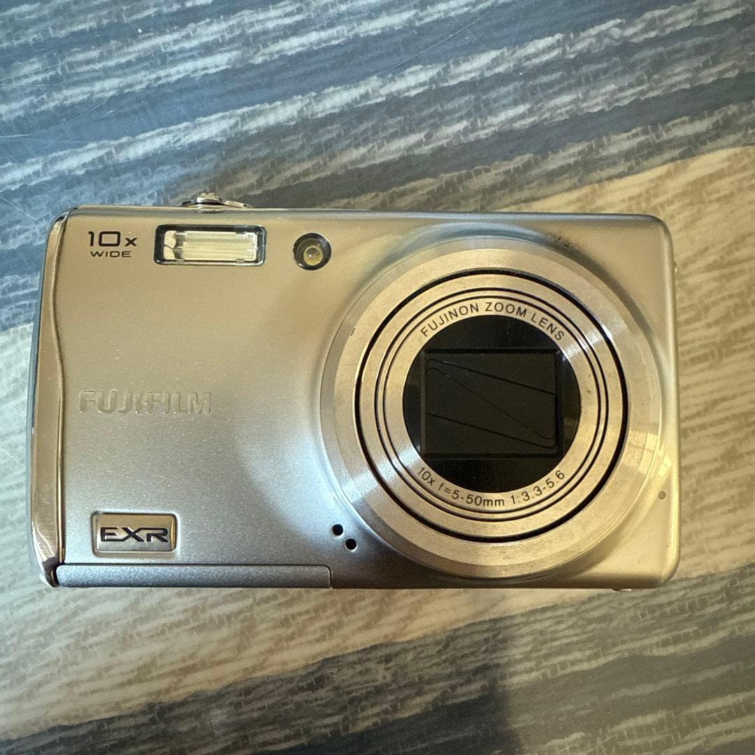 動作品　FUJIFILM FINEPIX F70EXR 富士フィルム「シルバー」