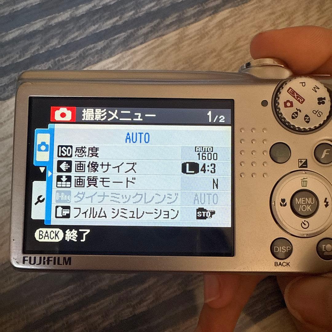 動作品　FUJIFILM FINEPIX F70EXR 富士フィルム「シルバー」