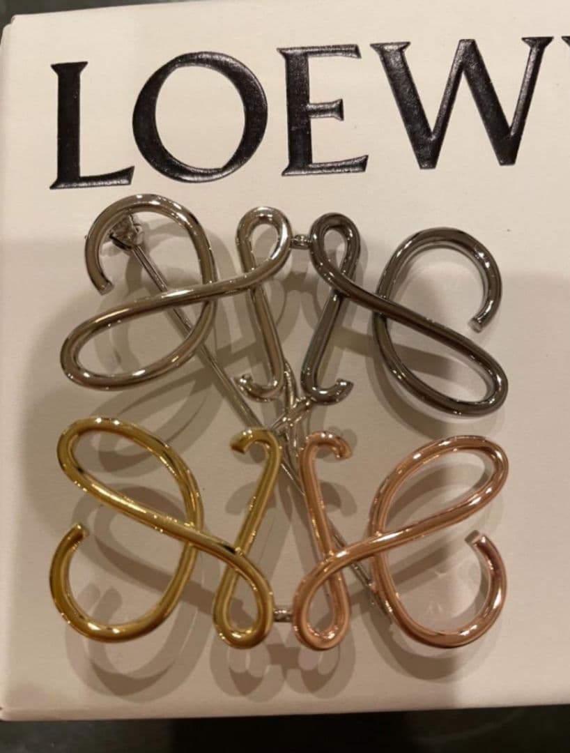 【正規品、マルチカラー　メルカリ最安値】ロエベ ブローチ　アナグラム