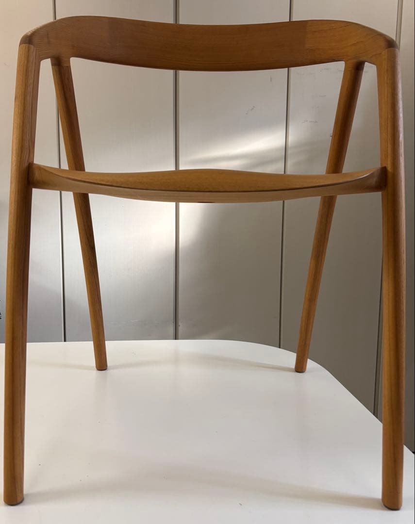 宮崎椅子製作所　DC09 定価　165,440円～（税込）　材質不明です