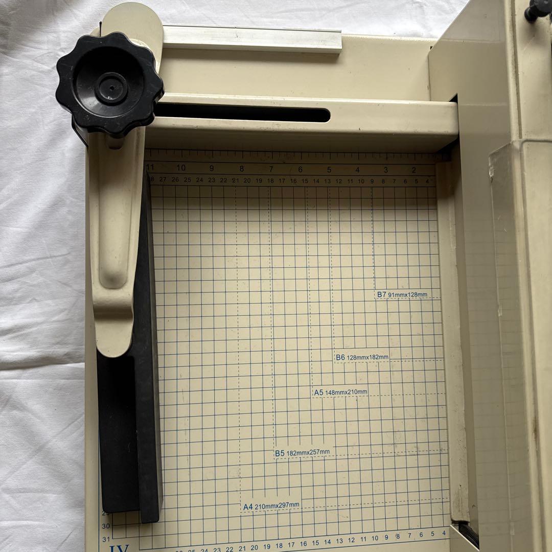 A4対応 手動式裁断機 グリッド付き