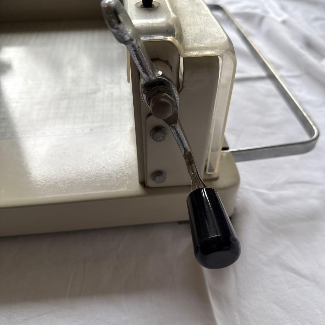 A4対応 手動式裁断機 グリッド付き