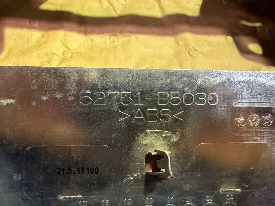 ダイハツ アトレー 右テールランプ・リアバンパーセンターモール セット