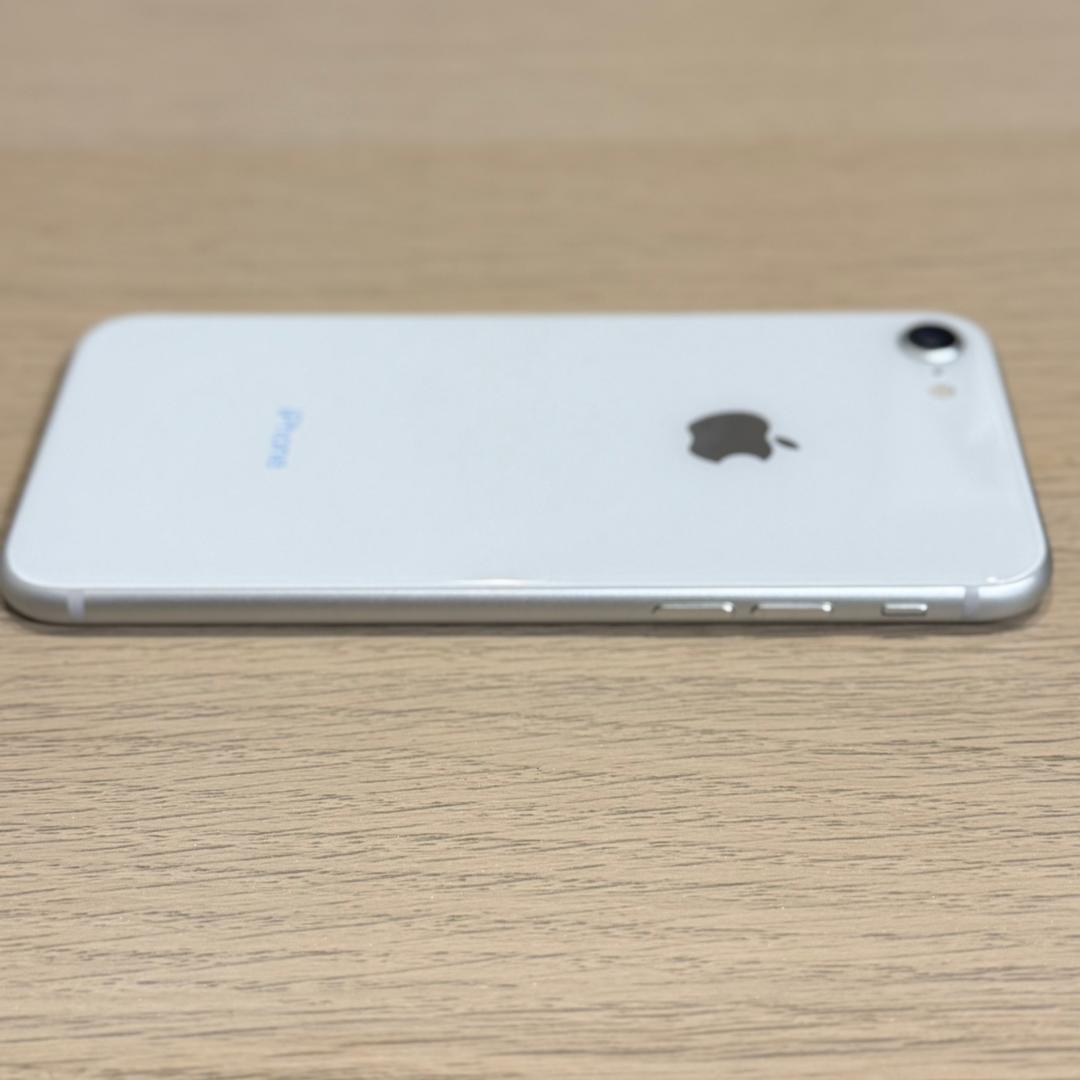 iPhone 8 本体 シルバー 64GB