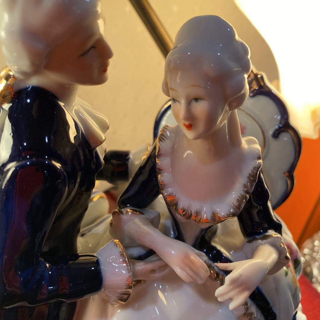 貴婦人と貴公子　陶器製　置物