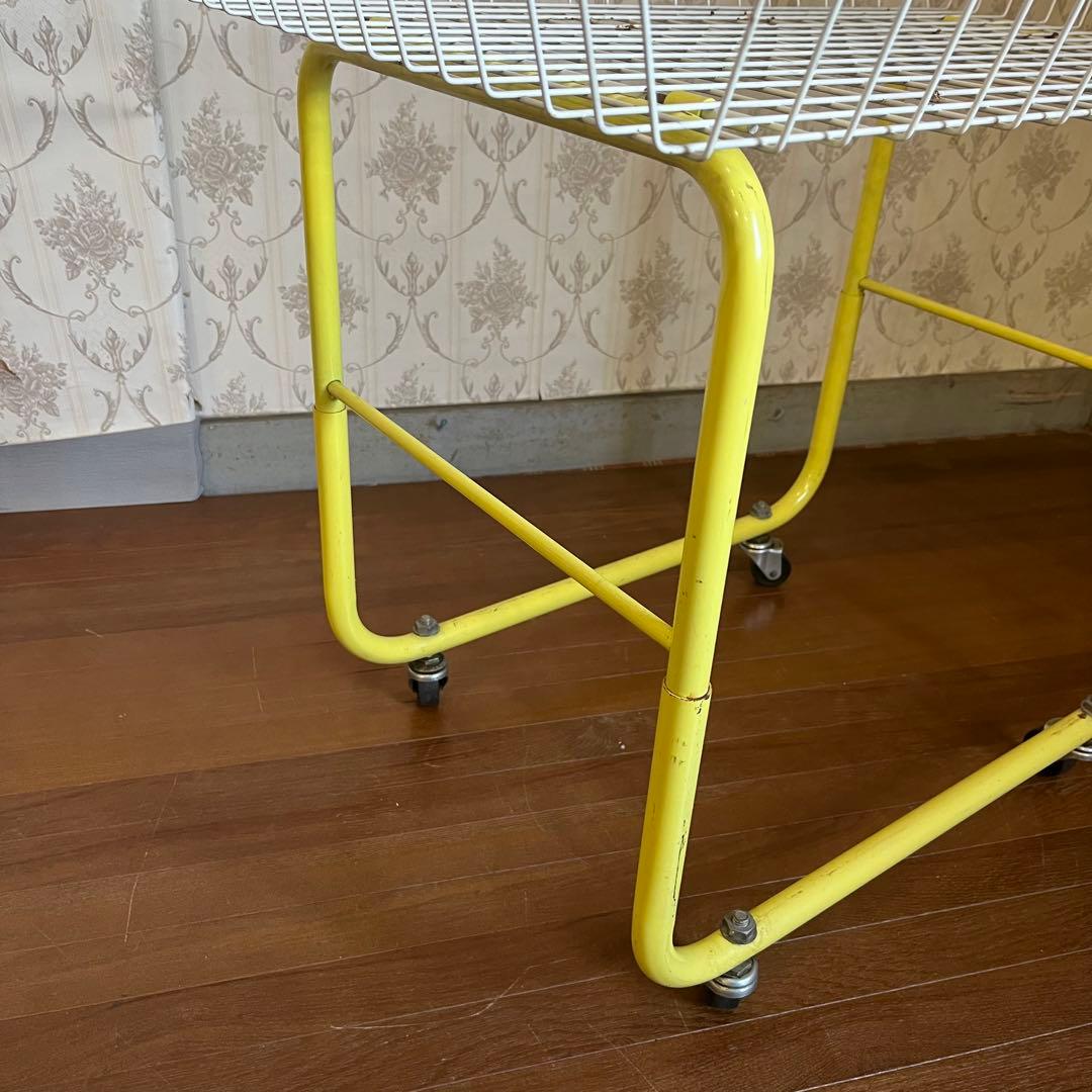 【アンティーク】昭和レトロ 黄色脚 白カゴ キャスター付ワイヤーラック 古道具