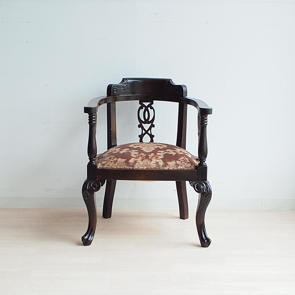 アンティーク アームチェア A 猫脚 鋲 透かし彫り 彫刻 マホガニー材