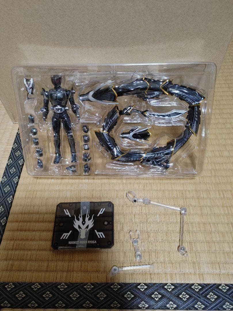 SHフィギュアーツ　仮面ライダーリュウガ&ドラグブラッカー