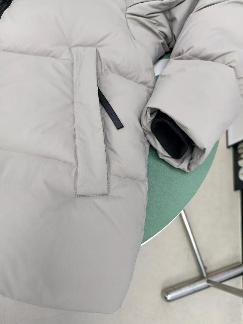 フード付きグレー ダウンジャケット