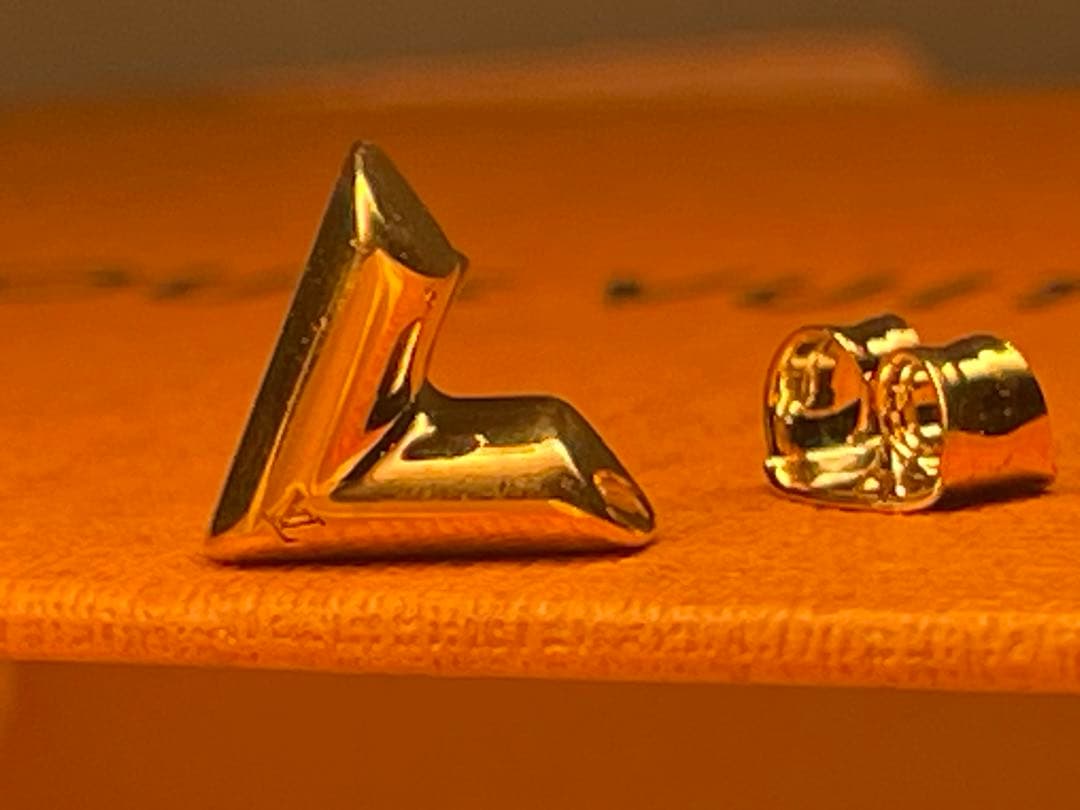 【極美品】Louis Vuitton エセンシャル V スタッドピアス　片耳