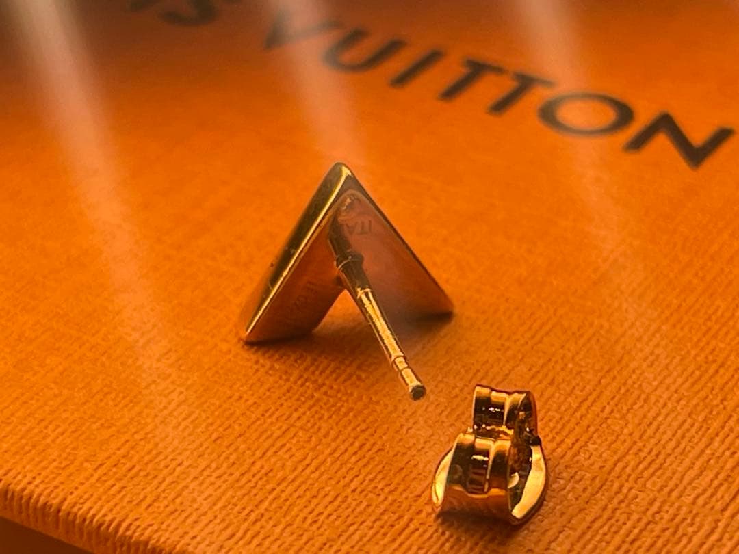 【極美品】Louis Vuitton エセンシャル V スタッドピアス　片耳
