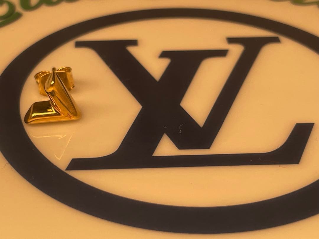 【極美品】Louis Vuitton エセンシャル V スタッドピアス　片耳