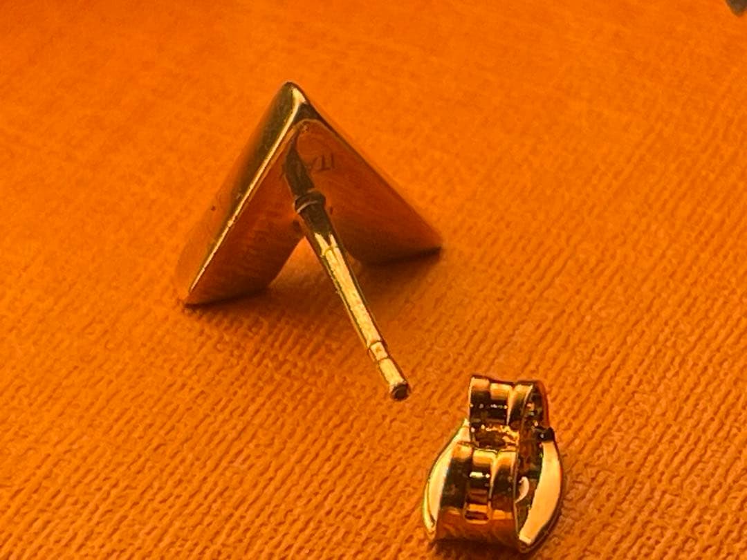 【極美品】Louis Vuitton エセンシャル V スタッドピアス　片耳