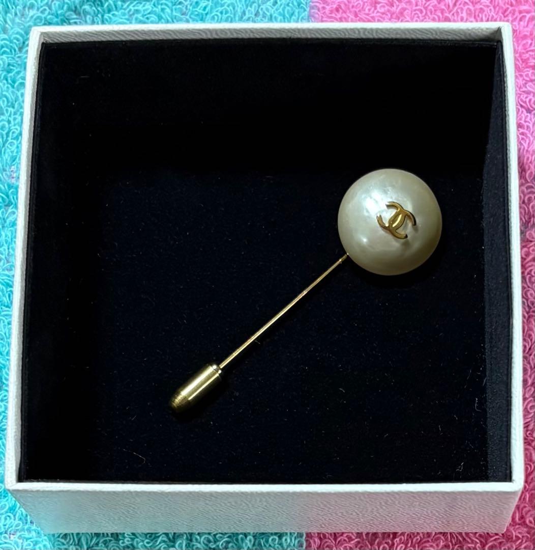 CHANEL ロゴ入りパールブローチ