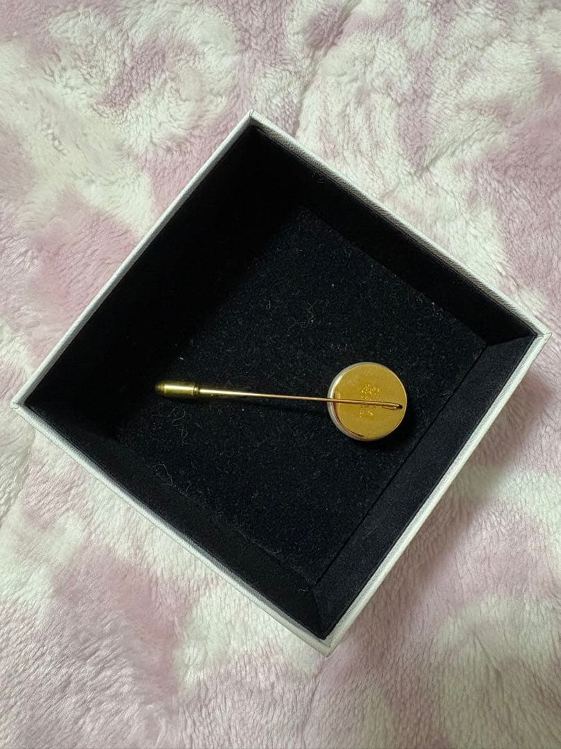 CHANEL ロゴ入りパールブローチ