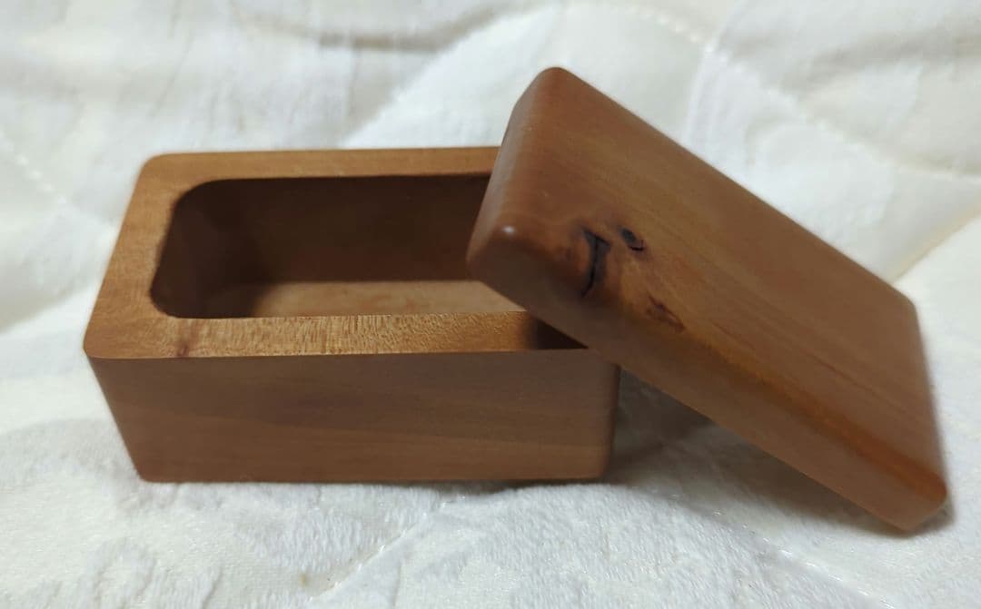 梨の木 小箱 / 蓋付き 木箱 小物入れ アート ギャラリー