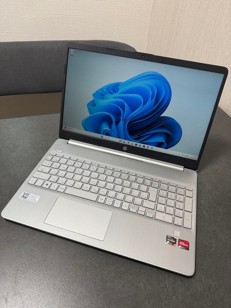 超美品　HP Laptop 15s-eq2xxx メモリ8GB SSD256GB