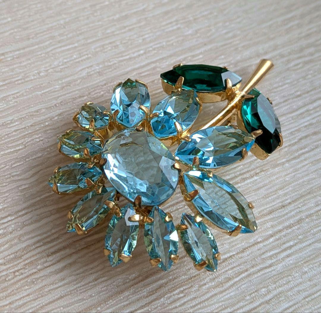 アクアマリンブルー ビジュー フラワーデザイン ブローチ 美品 JULIANA？