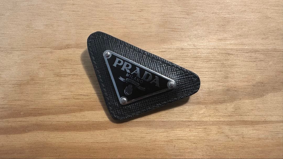 PRADA プラダ トライアングルブローチ ブラック