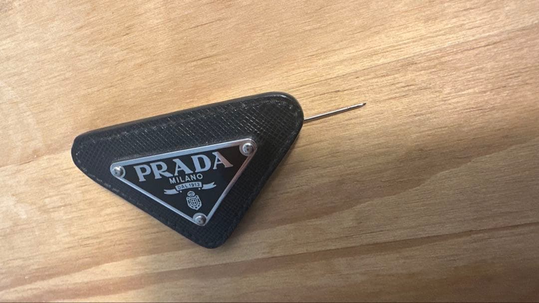 PRADA プラダ トライアングルブローチ ブラック