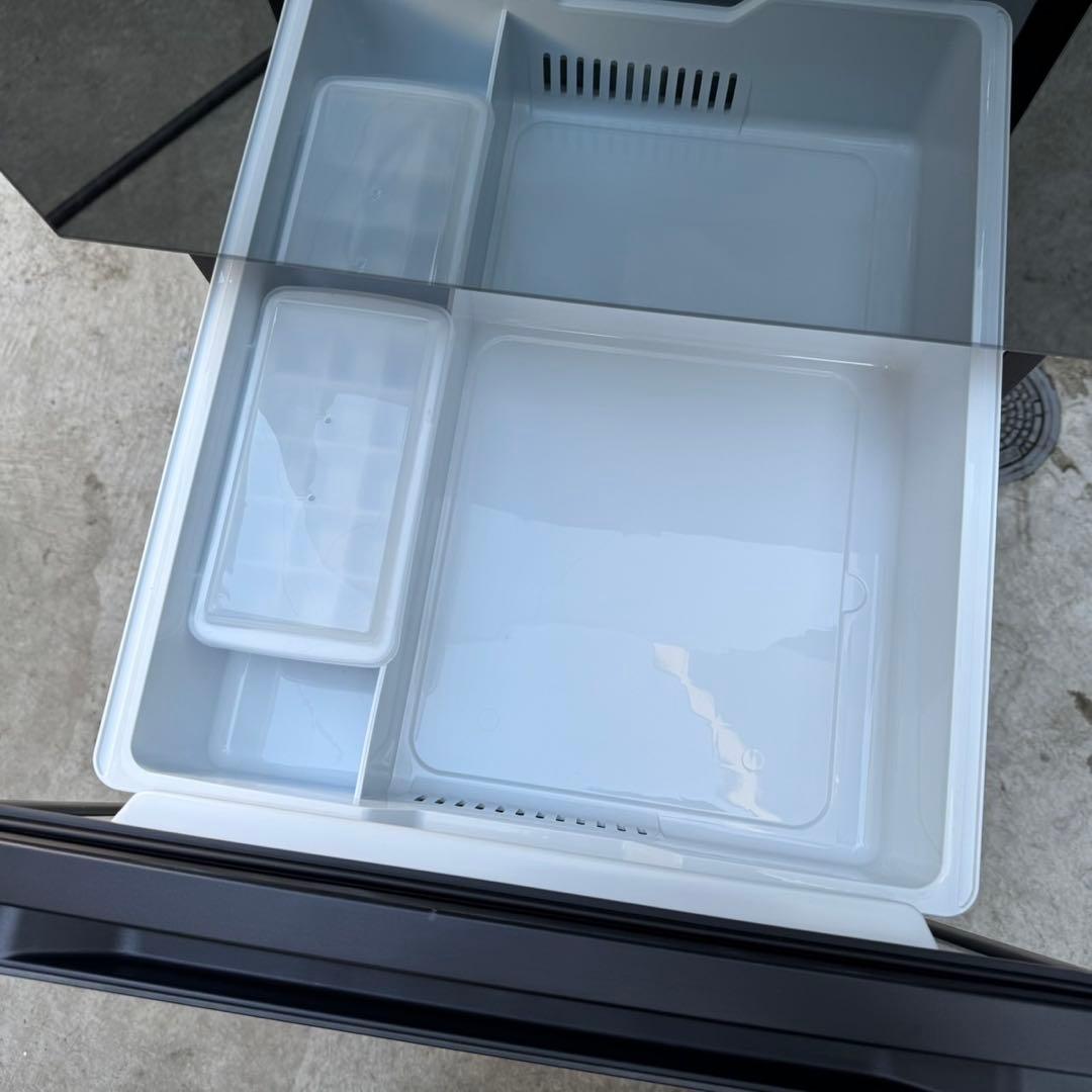 143⭐️2024年製美品★ハイセンス　冷蔵庫　ミラー　ブラック　鏡　一人暮らし