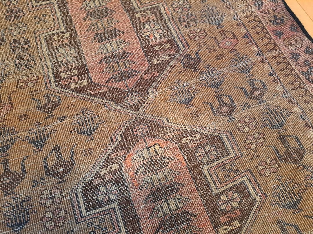 手織り絨毯　トライバルラグ　ヴィンテージラグ　ウール　カーペット　水差し