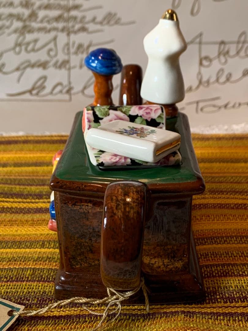 イギリス製　ビンテージのトニーカーターの可愛い服屋さんの手書きのポット！