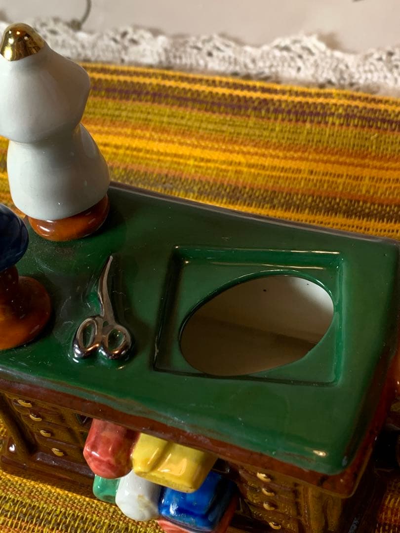 イギリス製　ビンテージのトニーカーターの可愛い服屋さんの手書きのポット！