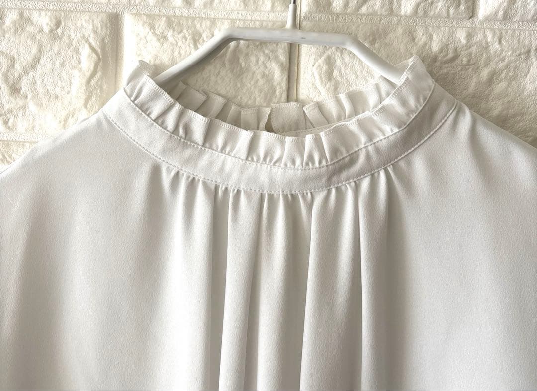 2025年２月購入　23区バックサテンアムンゼン スタンドフリル ブラウス　38