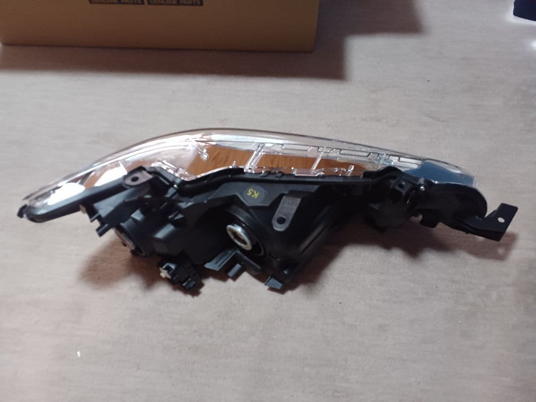 NZE164カローラアクシオ左ベットライト