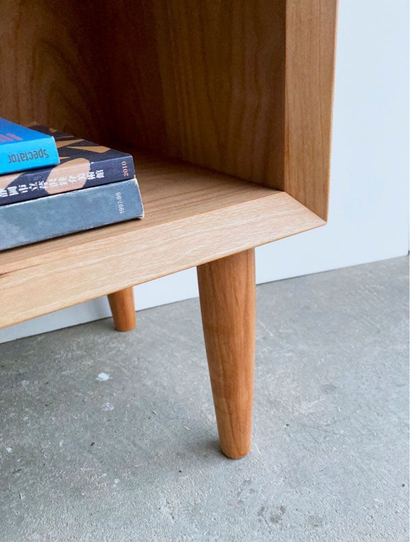 チェリー材　本棚　飾り棚　脚付ブックシェルフ　ミッドセンチュリー