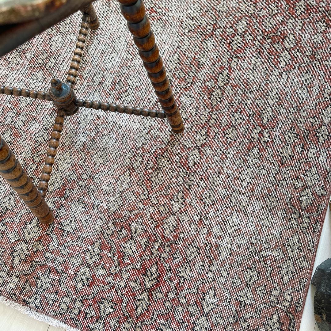 トルコ ヴィンテージラグ A129 レア 紋章 ブリックブラウン グレージュ